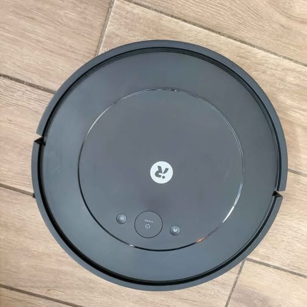 Roomba Vac Essential Q012020 FOR PARTS. NOT WORKING